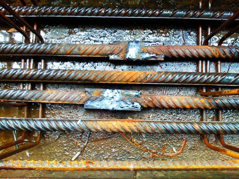 Сварное соединение арматуры со скобой-накладкой Стыки арматурных стержней, сваренные через стальную скобу-накладку, в арматурном каркасе